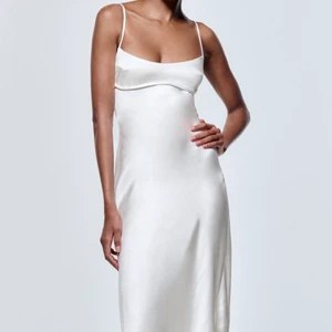 VIRAL ZARA KLÄNNING SMALL - Hej! Säljer min vackra klänning som går ner till anklagarna ungefär då den är för liten runt brösten tyvärr men såååå himla fin och materialet är magiskt! Jag som bär den på sista bilden! KÖPT JUNI för 499k+frakt så går ej att diskutera pris eller frakt 🫶🏼