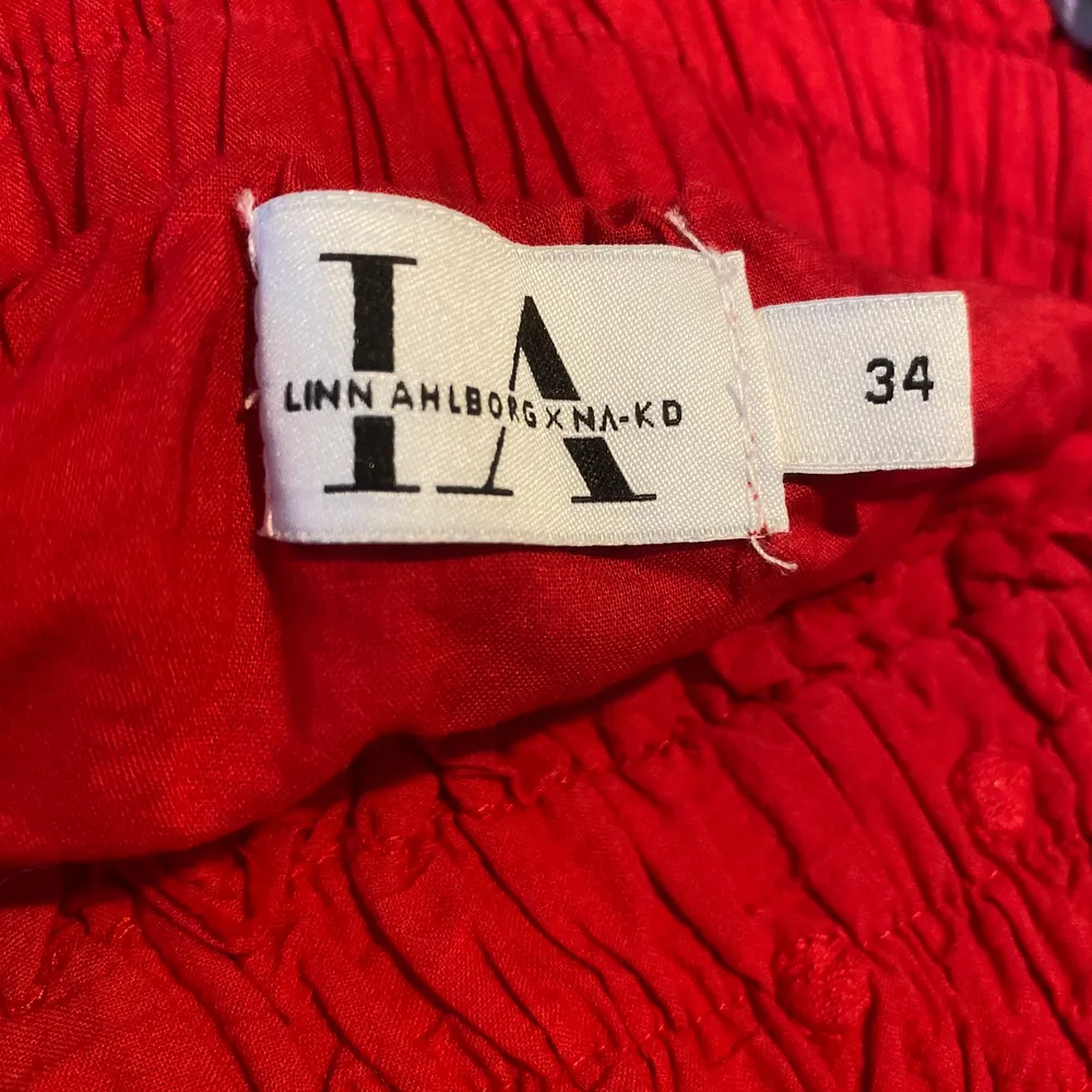 Embroidery kjol från Linn Ahlborg x NA-KD kollektionen. Röd kjol i storlek 34 som bara är använd ett fåtal gånger så den är i fint skick! Jag brukar ha storlek 36-38 men denna kjol passar mig ändå. Frakt tillkommer på ca 29-49kr.. Kjolar.