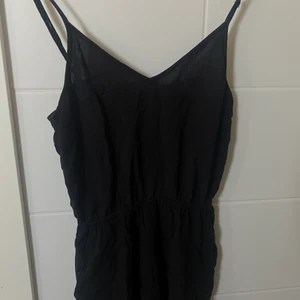 Svart jumpsuit - Säljer denna super snygga korta jumpsuiten som tyvärr blivit förliten för mig. Kom privat för fler bilder och prisförslag 