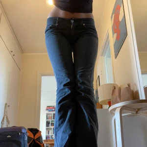 Gråa lågmidjade jeans - KÖP INTE DIREKT!!!!! Ett par gråa lågmidjade jeans. Märket är Dondup och de är köpta i Danmark. De är så fina men kommer inte till användning längre. Skriv för fler bilder 💞 Kan posta eller mötas upp i Stockholm. Jag är ca 170 och bär ofta strl S! 