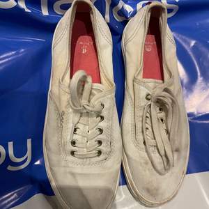 Säljer nu dessa vita Gant sneakers (tvättas innan de skickas) i storlek 38 men sitter som en 38,5. 
