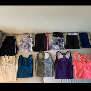 Träningskläder i storlek M-L. Allt för 500kr - Allt för 500. 5 linnen, 5 leggings och ett par shorts. Har man storlek M-L så passar det. De är knappt använda. Finns att hämta i Järfälla och postar även. Köparen står för frakten🌺