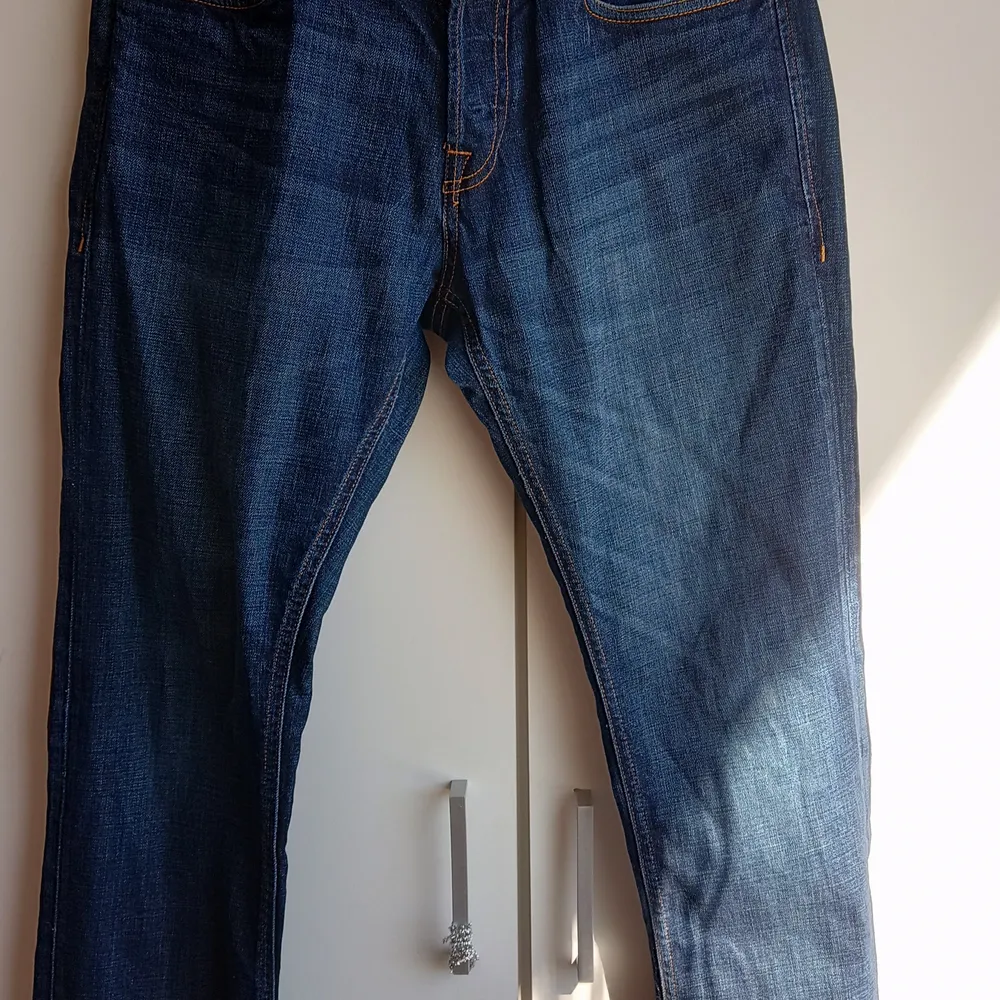 Regular fit/clark jeans köpt från Jack & Jones, storlek 30/32. Använd bara fåtal gånger . Jeans & Byxor.