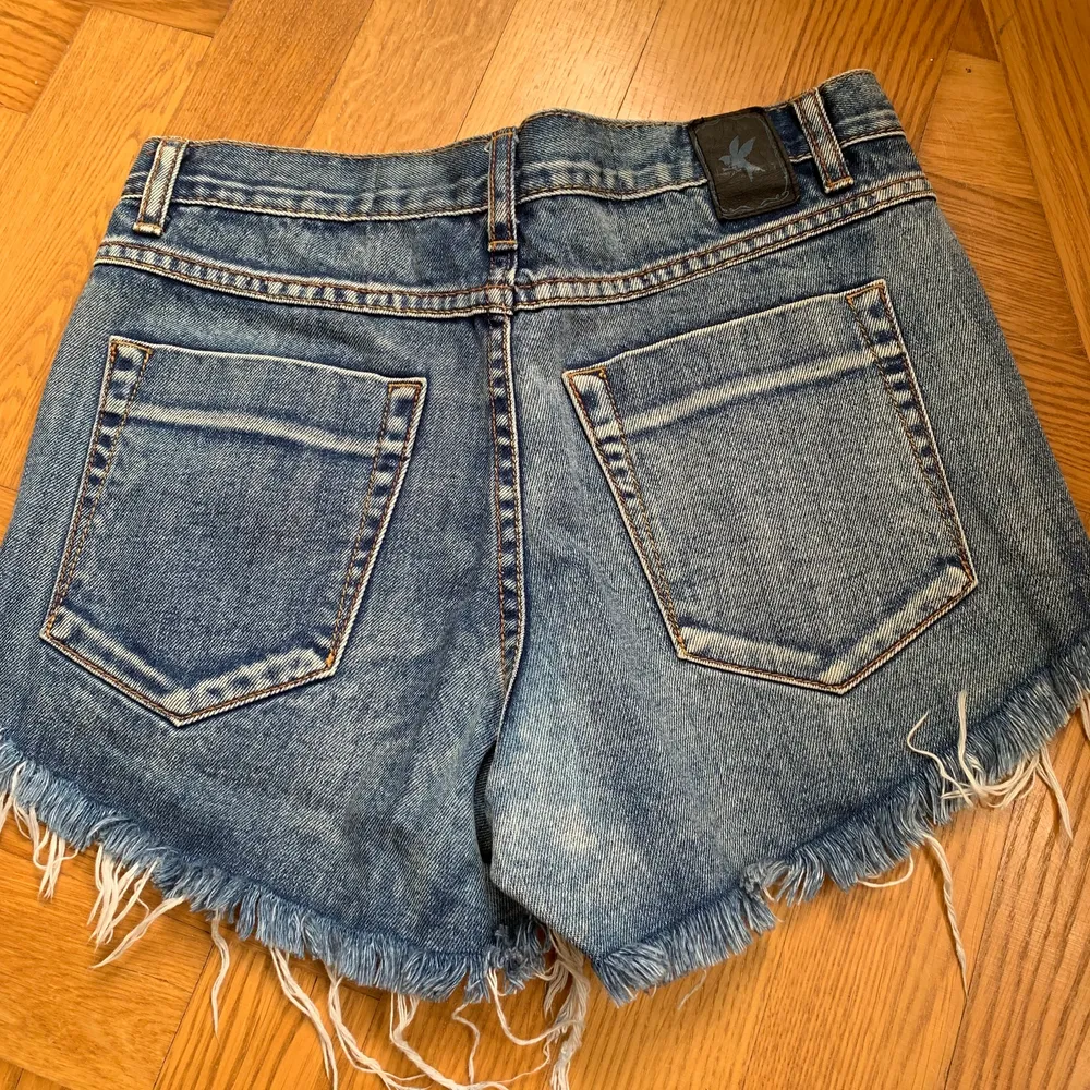 Denim shorts från One Teaspoon. Mycket bra skick och nästan som ny. Perfekt för sommar. Storlek: 8 (EUR 34). Nypris: 300kr. Shorts.