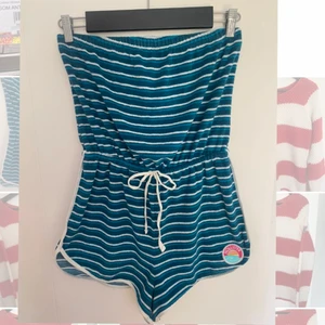 Hollister, stl M - En jumpsuit i frotté från hollister. Några år gammal men inte jätte använd. Säljer pga att den är för liten. Köparen står för frakten.