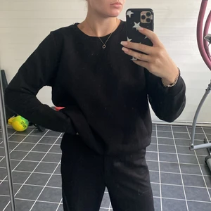 Svart sweatshirt  - Svart sweatshirt❤️ den är i storlek L men tycker det är en M