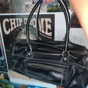 Y2k väska - Säljer denna svarta y2k väska med vita stygn då jag inte fått användning för den:/. Kontakta för mer info 