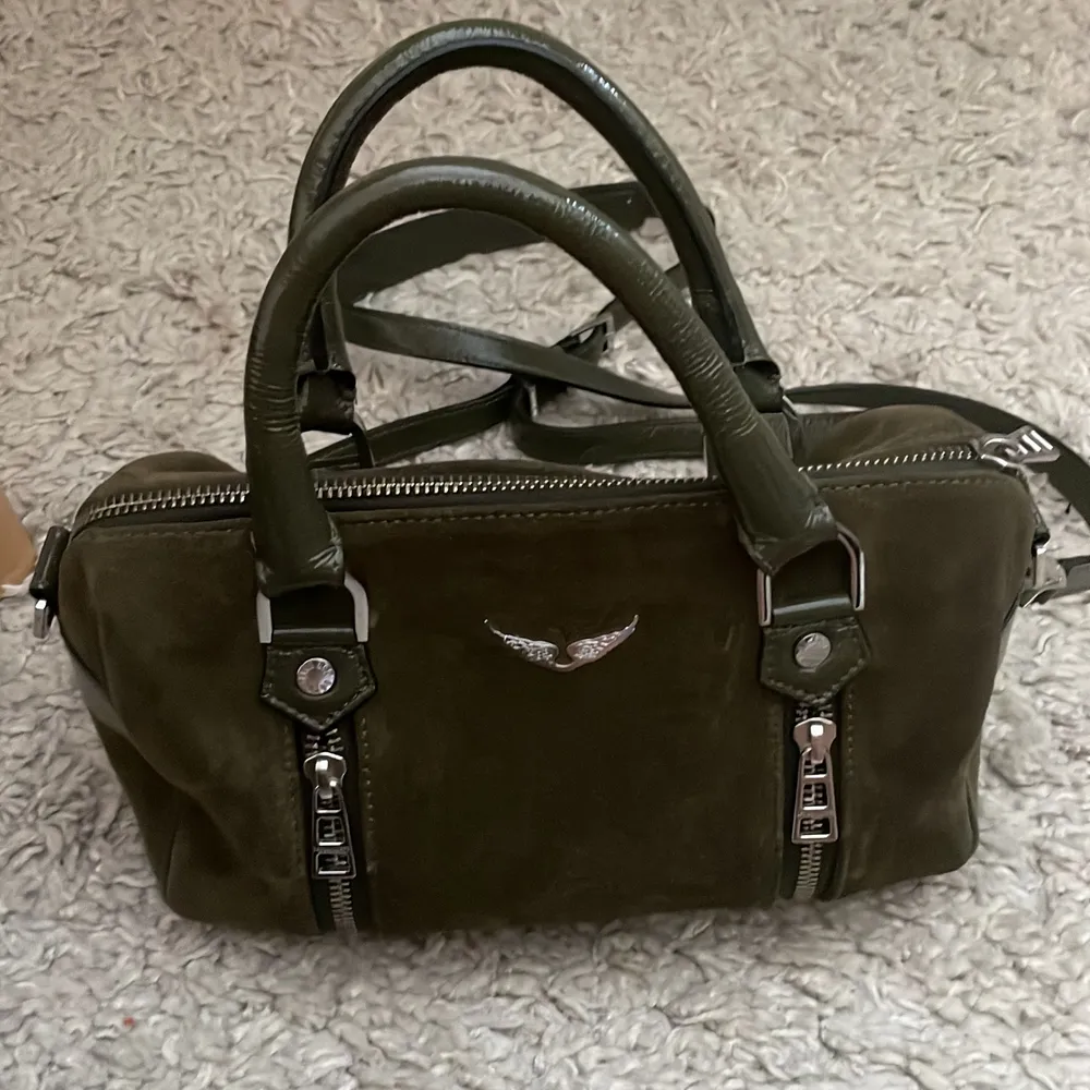 Zadig Voltaire S Sunny Bag in dark green suede and silver details. Bought in September 2019 and has been used a few times. Very good condition. No scratches or marks on the suede and no discoloration on the metal. Comes with dustbag.. Väskor.