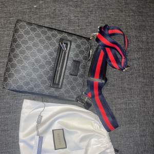 En Gucci väska använt oanvänd  Båsen följer med  Priset kan diskuteras  A++kopia Oseriösa blockas 
