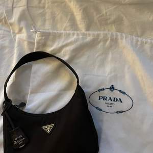 Säljer min väska från Prada i utmärkt skick. Förgen är mörkbrun. Inte använt den så mycket pga för liten för mig. Denna färg säljs inte längre. Nypris 9500. Kommer med dustbag och kvitto