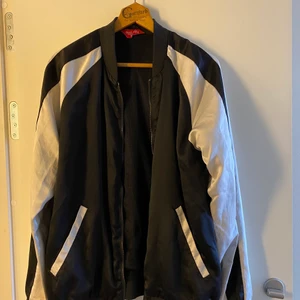 Bomberjacka svart/vit - Jacka i svart och vit/silver. Oversized strl L. Bra kvalitet