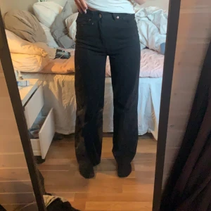 Byxor från hm storlek 36  - Jätte fina byxor används en gång passar bra i storleken och passa dom som har xs och s. Inga hål och är i väldigt bra skick! ☺️