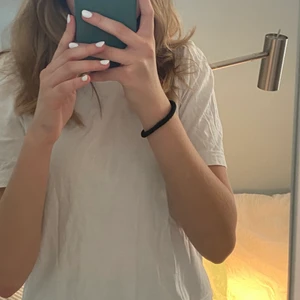 Vit T-shirt  - Säljer denna vita T-shirt från Monki🤍 Har fina, lite puffiga axlar. Passar bra till sommar/vår. Skönt material. Storlek xs