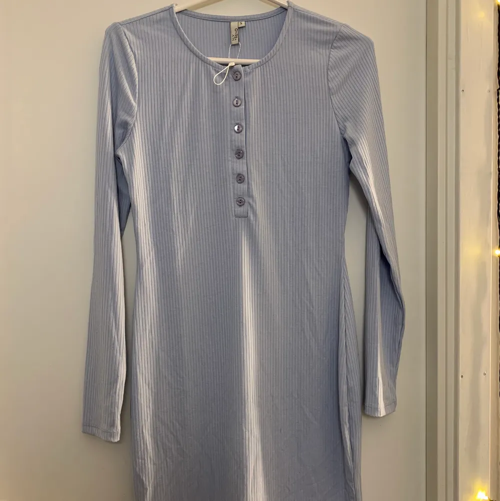 En jättefin ljusblå klänning från Nelly💛 Aldrig använd så i nyskick. Nypris 400kr men säljer för 200+frakt . Klänningar.