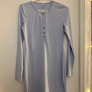 En jättefin ljusblå klänning från Nelly💛 Aldrig använd så i nyskick. Nypris 400kr men säljer för 200+frakt 