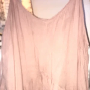 Rosa Topp💓 - Supersöt Rosa Topp. Ifrån: V I L A clothes💓 Superbra skick! {Kontakta för bättre bild}