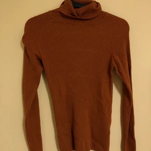 brun/orange polo tröja strl. S - fitted polotröja i brun/orange färg. mycket stretchig