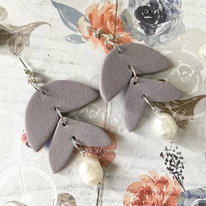 Örhängen Äkta Pärlor  - Handgjorda örhängen av lera. Samfraktar. Kontakta för flera bilder eventuellt video. Storlek ca 7 cm Står ej för postens slarv 