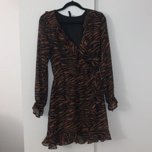 Klänning - En gullig klänning i storlek S inköp för ca 300kr säljer nu för 100kr