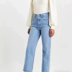 Levis jeans - Säljer dessa snygga Levis jeansen för att de ej kommer till användning🥰 original priset var 1200kr. Använda Max 3 gånger och de har inga skador, hör av dig vid intresse eller om du vill ha fler bilder❤️
