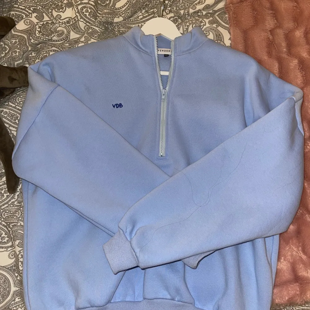 Super duper fin baby blå tröja från Venderbys. Använd ett fåtal gånger. Jag köpte den för 500kr. Hittade inte bilden från hemsidan på den ljusblå eftersom den inte längre sälja:). Tröjor & Koftor.