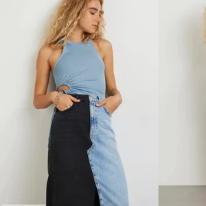 Blå topp - Säljer ett linne med snygg detalj. Helt slutsåld. Strl Xxs men passar även Xs, väldigt stretchig. Använt en gång så väldigt bra skick. Köparen står för frakten. 