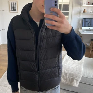 Zara väst - Svart väst från zara, strl M. Bra skick! Köpare står för frakt.