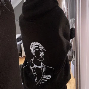 Tupac hoodie, Storlek M - Fint skick väldigt lite använd, 390kr + 66kr frakt.                        Nypris 800kr