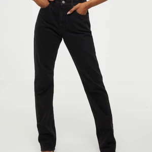 Svarta jeans - Helt nya svarta jeans från Nelly ! Dom sitter som mid Rise och ser ut som dem ifrån zara! Skirv privat för egna bilder o intresse! 💕
