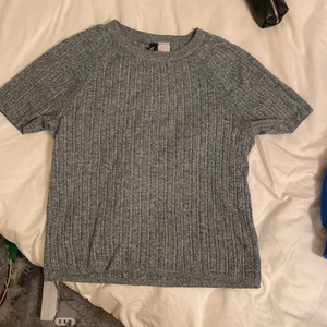 Topp - Supersnygg t-shirt, formar kroppen finfint! Den är lite grå-grön