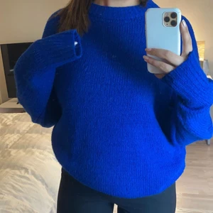 stickad tröja  - En superfin blå stickad tröja från lager 157. Väldigt bra skick, som ny. (Lånad bild) fråga om egna bilder