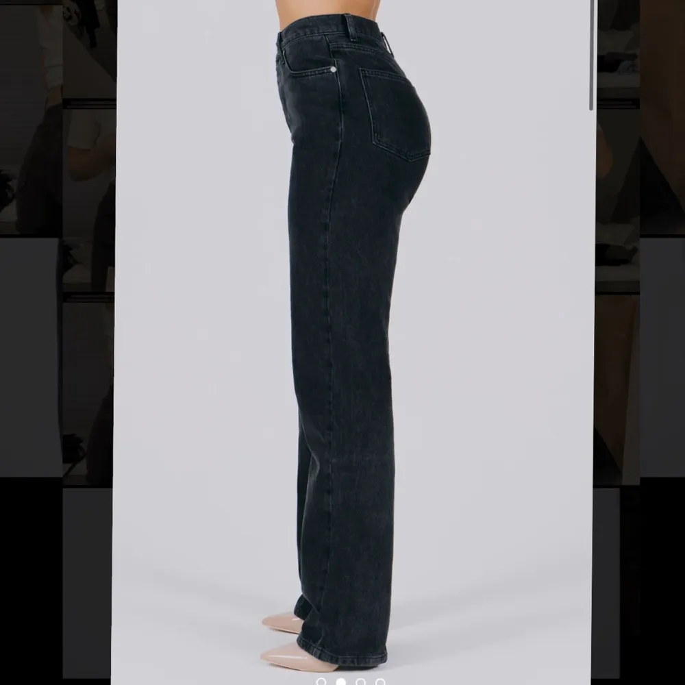 Svarta/gråa jeans från A-dsgn. Helt nya och oanvända med alla lappar kvar. Slutsålda på hemsidan. Skulle säga att de är väldigt långa i benen men går självklart att klippa av eller sy upp om man. Jeans & Byxor.
