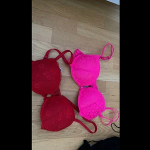 Bh - Säljer två BH ar som är knappast använda ,dem har tyvärr blivit för små för mig och bara legat i garderoben ! Storlek är 75B 30kr/st