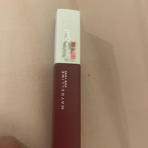 Lip  - Jag säljer den. Den är bara test en gång på handen. och den som ny. Heter Voyager 50 Maybelline New york. Kommer inte till användning. Väljer att sälja den. 50 kr frakt står köper för själv 
