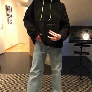 Oversized hoodie weekday - En superskön oversized hoodie från weekday! Med gröna straps. Storlek S. I väldigt bra skick. 