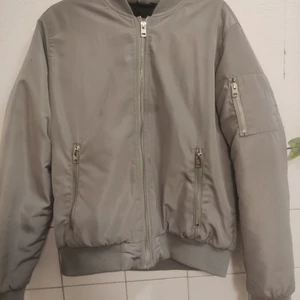 Grå bomberjacka - Säljer en grå bomberjacka från lager 157 i storlek M (mer som en small), behövs en tvättning annars superfin