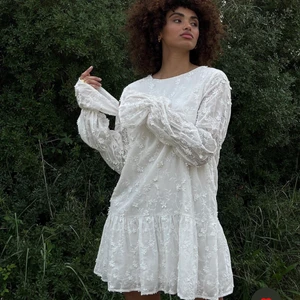 NA-KD klänning  - Säljer denna slutasålda jättefina klänning från NA-KD. Helt perfekt till student och sommaren, den är helt oanvänd med lappar kvar. Säljer då den inte passade mig🌸