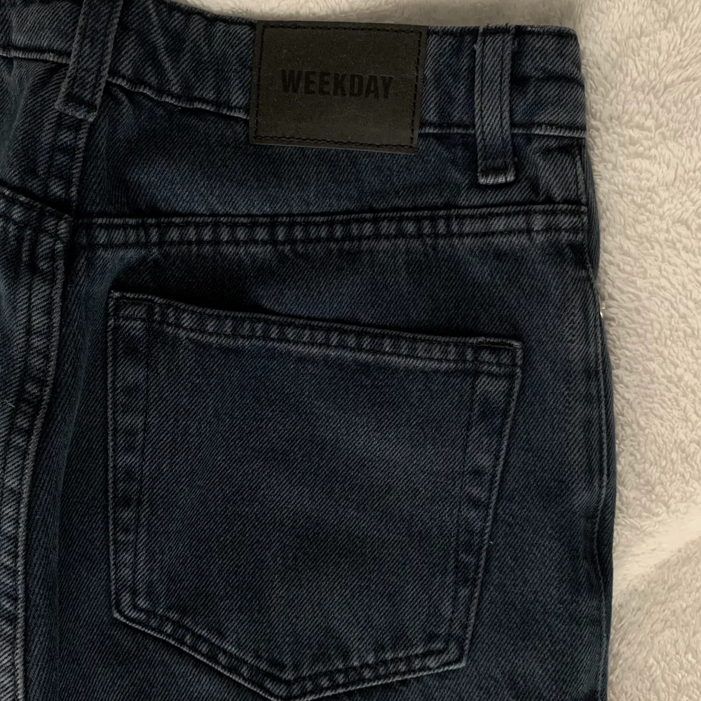 Weekday jeans i modellen: Row extra high straight. Perfekta passformen som ligger sig fint över sneakers.. Jeans & Byxor.
