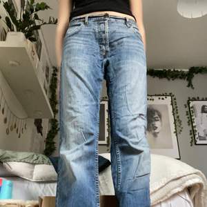 Super snygga lågmidjade straightleg jeans från lee! Köpa på humana! Jag är 178 och dom passar mig perfekt i längden! Dm för fler bilder!