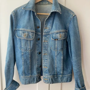 Jeansjacka vintage lee - En snygg jeansjacka från lee, vintage. Står inte storlek men passar mig med xs som en oversize, skulle säga s/m. Är i bra skick, finns några knappt synliga fläckar som jag tror går bort med lite handtvätt (inte försökt), men hör till det vanliga att vintage har några skavanker.