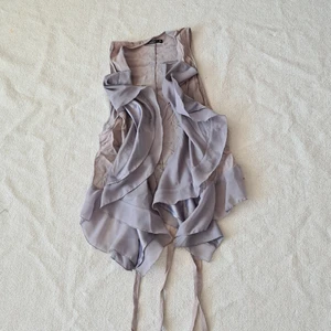 Väst - Grå ärmlös väst med knytning