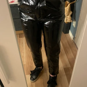 Nakd lackbyxor med lapparna kvar - Säljer nu mina lackbyxor från NAKD. Endast provade med lapparna kvar. Superfina!