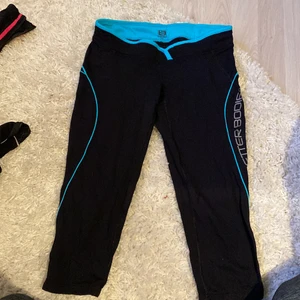 Träningstights från better bodies - Använda ett fåtal gånger, gott skick. Blåa detaljer runt bidan och på sidan av benen. Går till vaderna. 