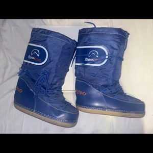 Moonboots liknande skor/boots - Dessa är moonboots liknande skor! Står typ ingen rimlig storlek i dem men De passar mig som är 38 och tror verkligen de hade passat 37-39 också eftersom det finns lite utrymme där fram för mig och man kan snöra dem🖤