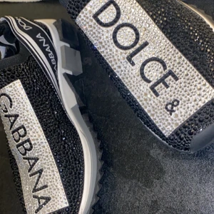 Dolce Gabbana skor strl 36 - Säljer mina dolce Gabbana skor strl 36 pga av att dem aldrig kommer till användning och de var lite för små. Dem är självklart äkta. De billiga priset beror på att jag inte har kartongen kvar (slängdes i flytt) och har även blivit av med kvittot ny pris är ca 10.000kr !!ENDAST SERIÖSA TACK!!! Vid snabb affär kan pris diskuteras. Köpare står för frakt. 