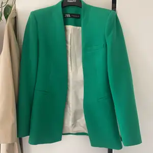 Intressekoll på denna coola blazer från zara i grönt💚 Endast använd en gång och som ny. På bild ser kavajen mörkare ut, men är egentligen ljusare, mer som på referensbilderna men lite lite mörkare än dem. Knäpps genom en metallhake på insidan. Säljer då den är aningen för liten. Byter gärna till annan storlek!