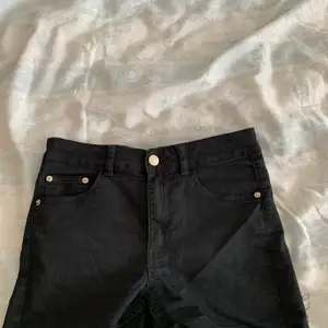 Svarta jeans shorts, perfekt till sommaren!