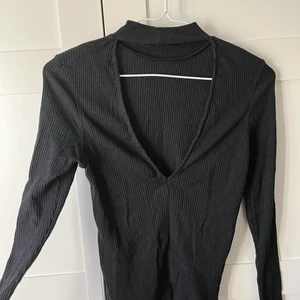 Topp🥰 - Svart topp med cool rygg🥰 Aldrig använd 