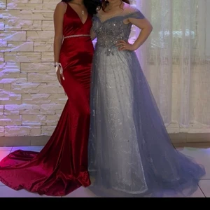 Fest klänning,bal klänning,lång klänning - Använd endast en gång, går att ta bort de gråa bandet runt midjan, är skjutserbar vid ryggen