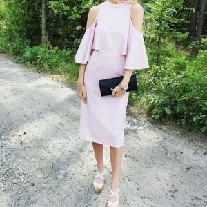 Ljusrosa sommardröm  - Den perfekta klänningen som gäst på sommarbröllop. En ljusrosa dröm som går precis under knäna med knytning bak i nacken. Jag har själv använt den på två sommarbröllop, men är nu dags att föra den vidare. Det är en storlek 32 men jag skulle säga att den även passar någon som bär stl 34